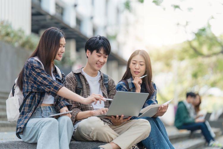 Bingung Memilih Sekolah Kedinasan atau Universitas? Ini Kelebihan dan Kekurangannya