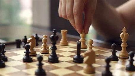 Karier Bukan Tangga, Tapi Papan Catur: Cara Bermainnya di Dunia Kerja Modern