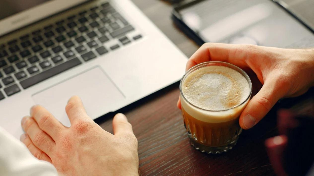 Ngopi Sebelum Kerja: Kebiasaan Kecil yang Menjaga Kewarasan Pekerja