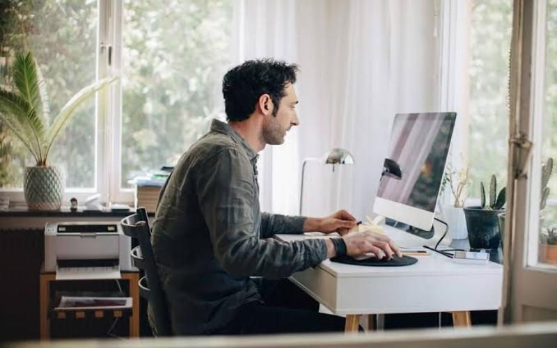 Work from Home: Nyaman atau Justru Mengaburkan Batas Kehidupan Pribadi?