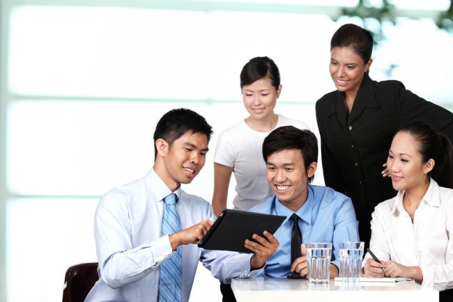 Job Hugging: Mengapa Banyak Pekerja Pilih Bertahan Meski Tak Bahagia?