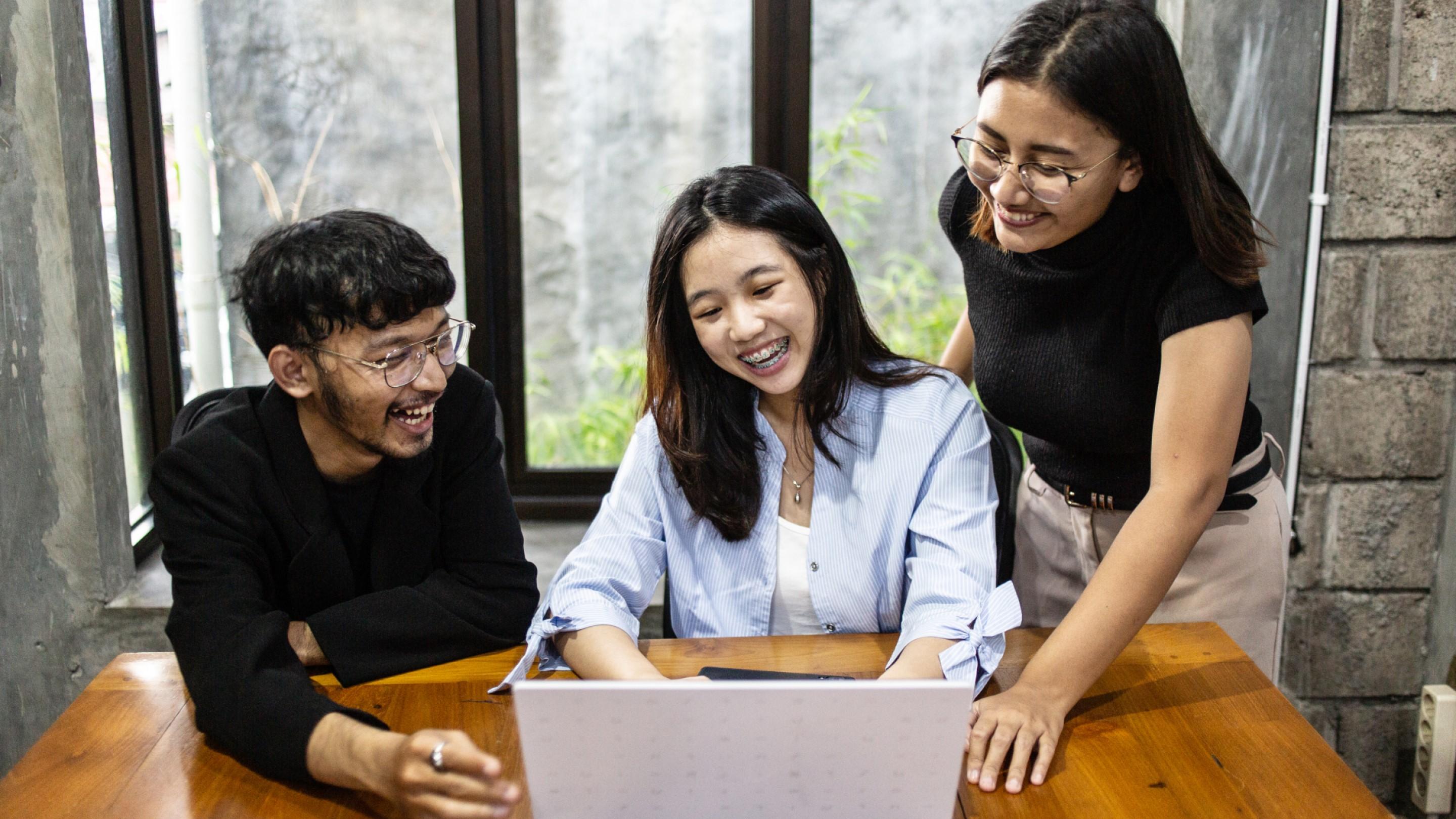 Gen Z di Dunia Kerja: Idealisme vs Realita Kantor