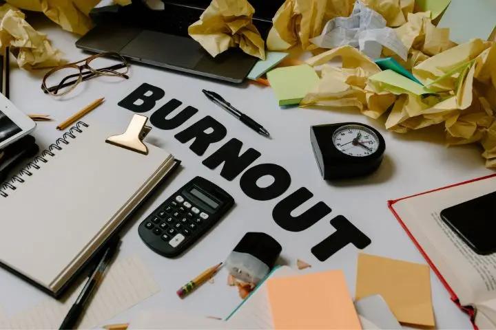 Fenomena Burnout: Ketika Pekerjaan Menguras Energi dan Emosi