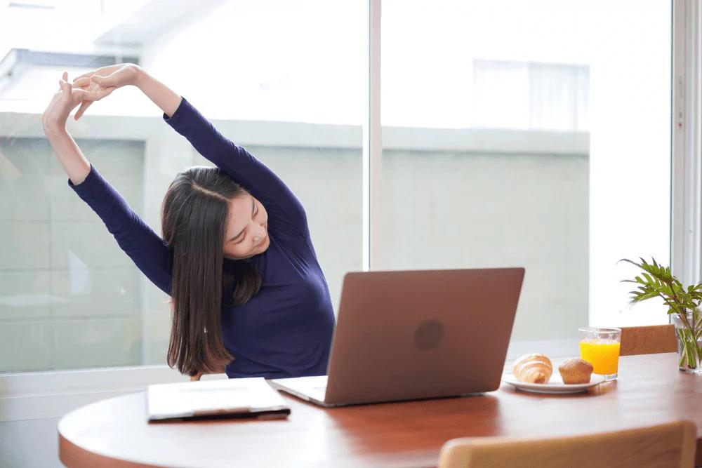 Duduk Seharian di Kantor? Ini Cara Menjaga Kebugaran Tubuh