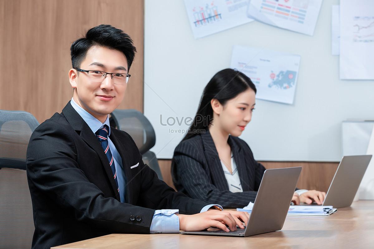 Dari Kantor ke Rumah: Tantangan Pekerja dalam Menjaga Kehidupan Sosial